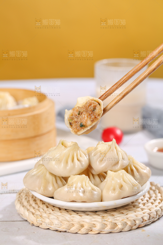 浅底上的薄皮小笼包
