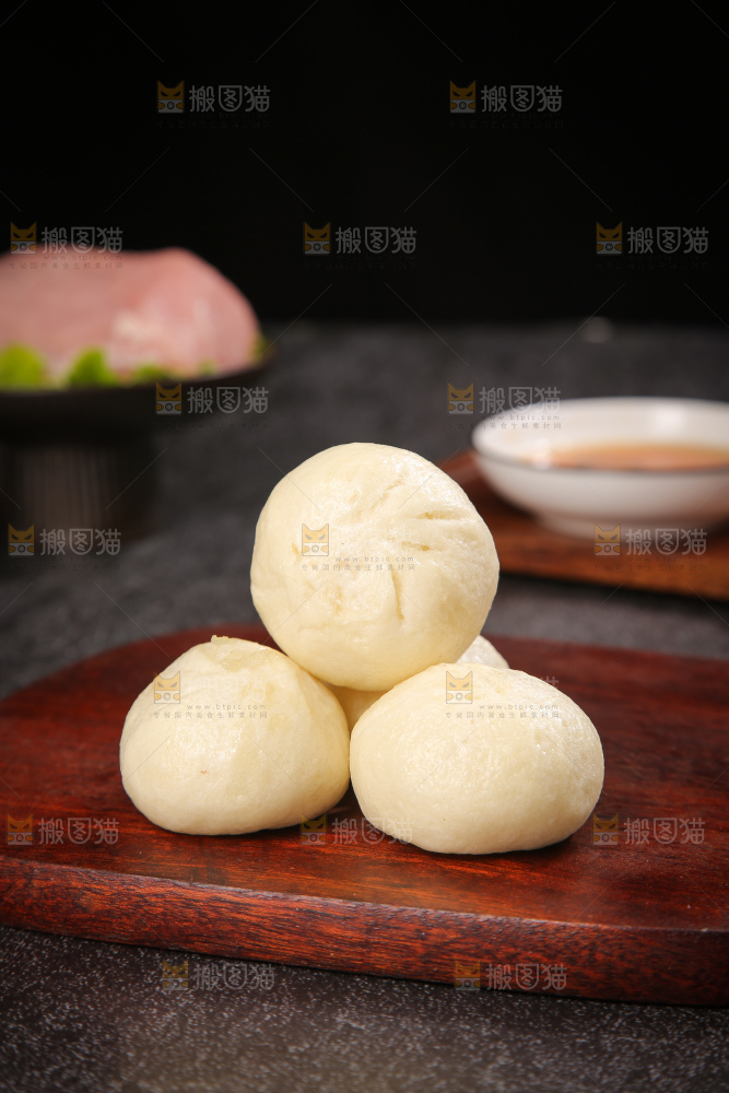 深底上的发面小笼包子