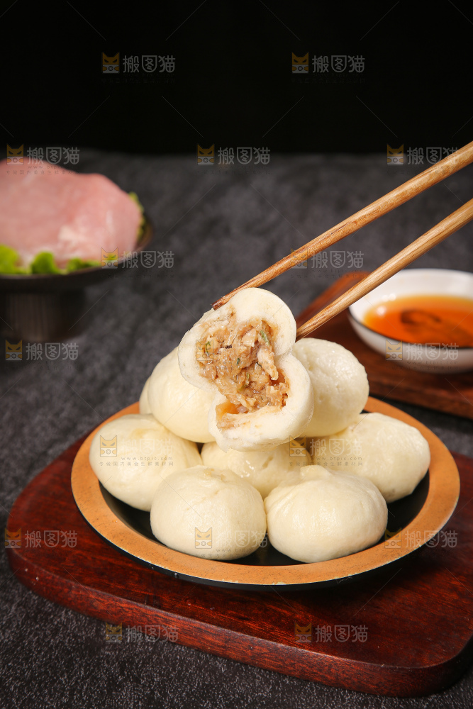 深底上的发面小笼包子