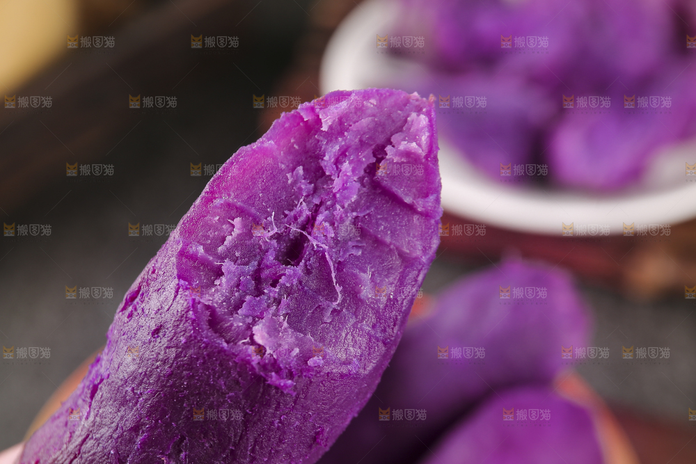 深底上的新鲜紫薯