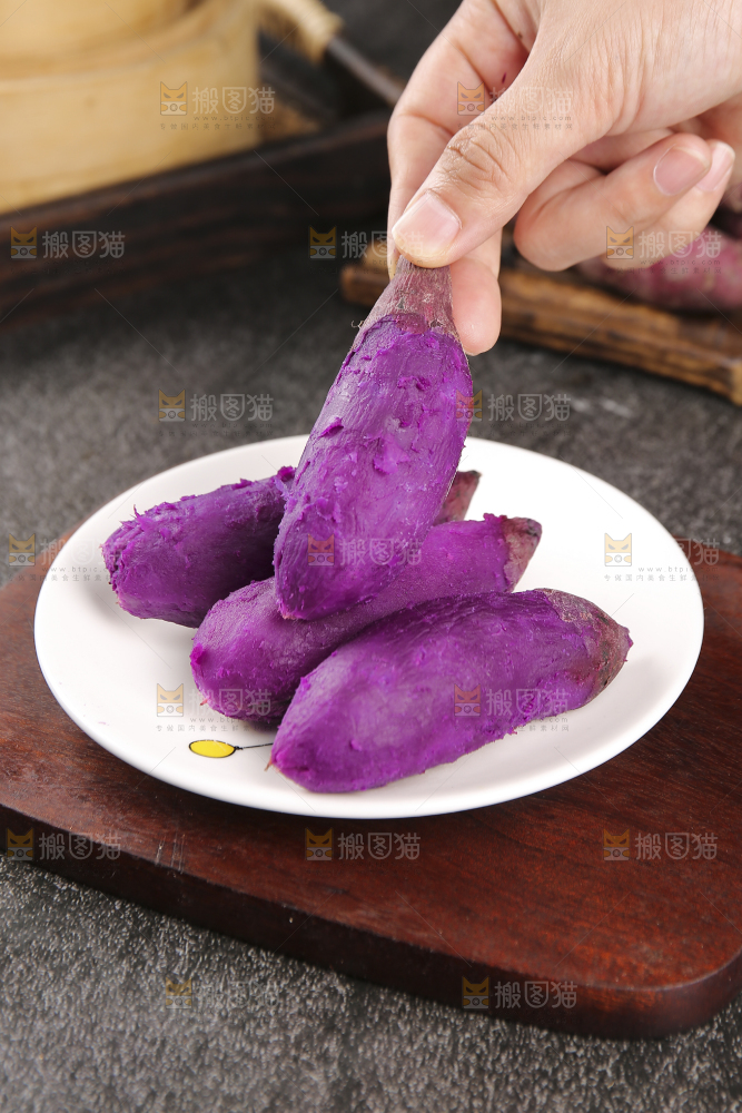 深底上的新鲜紫薯