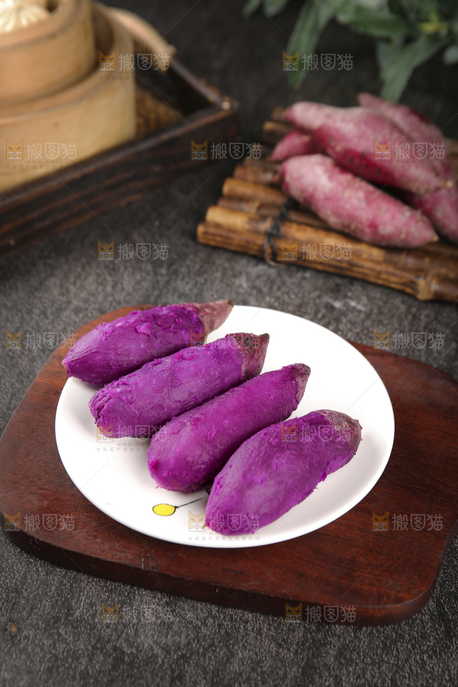 深底上的新鲜紫薯