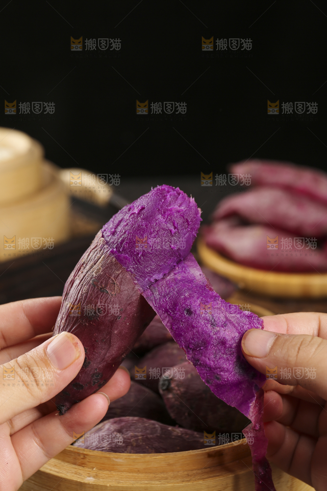 深底上的新鲜紫薯