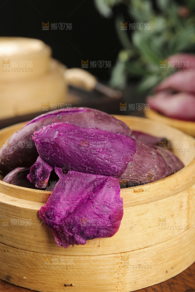 深底上的新鲜紫薯