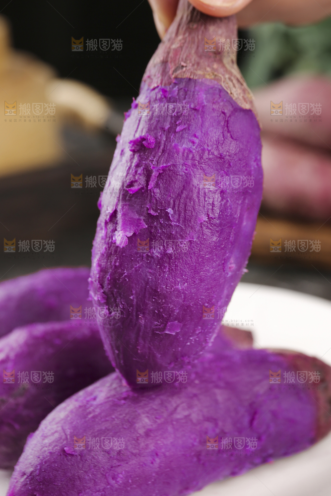 深底上的新鲜紫薯