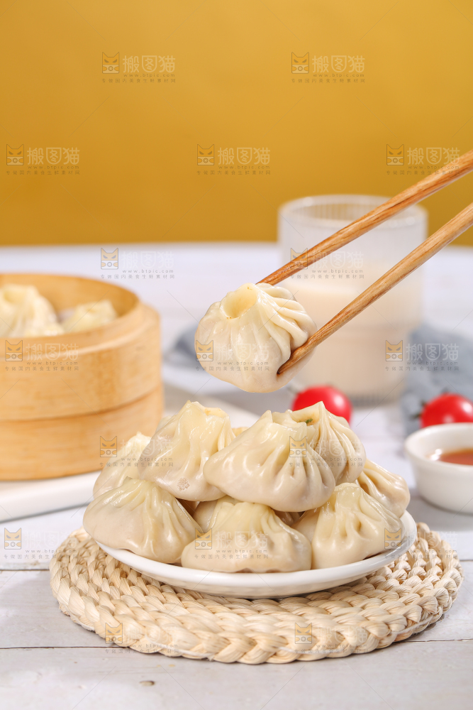 浅底上的薄皮小笼包