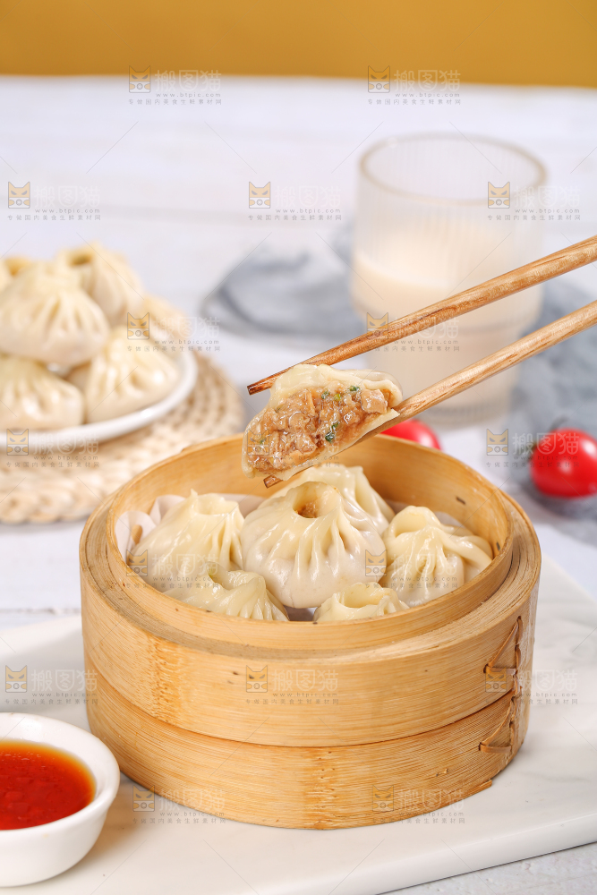 浅底上的薄皮小笼包