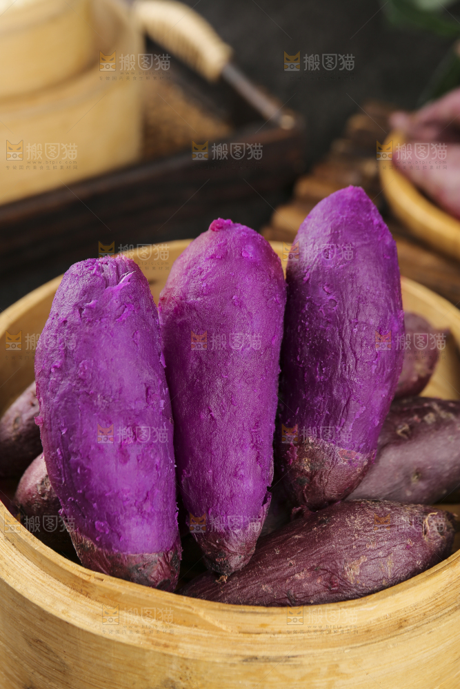 深底上的新鲜紫薯