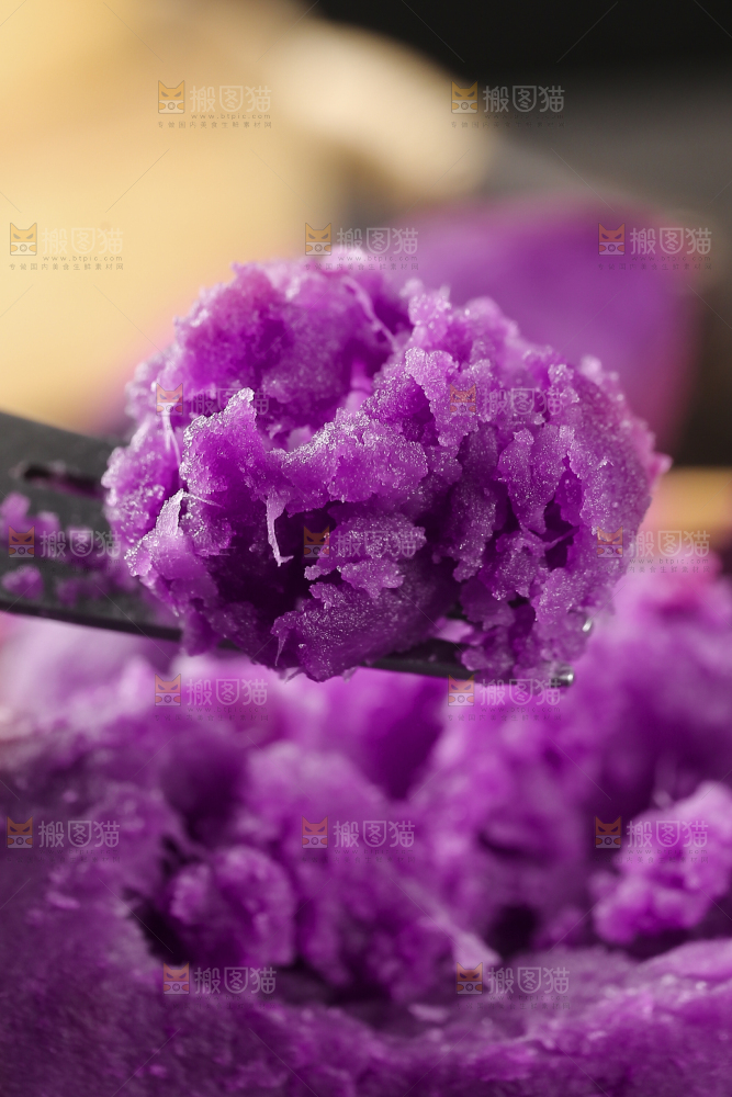 深底上的新鲜紫薯