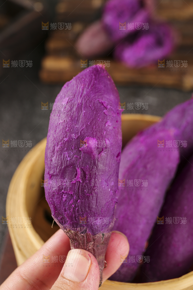 深底上的新鲜紫薯