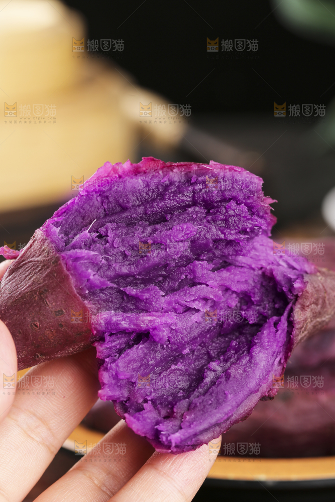 深底上的新鲜紫薯