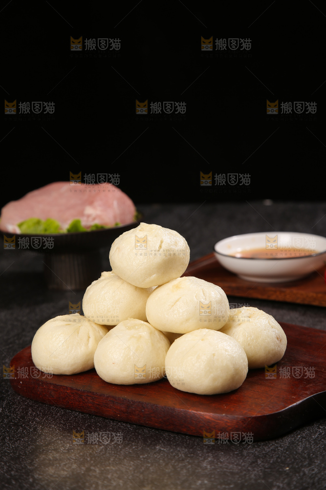 深底上的发面小笼包子