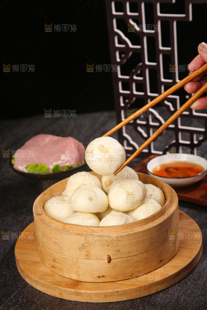 深底上的发面小笼包子