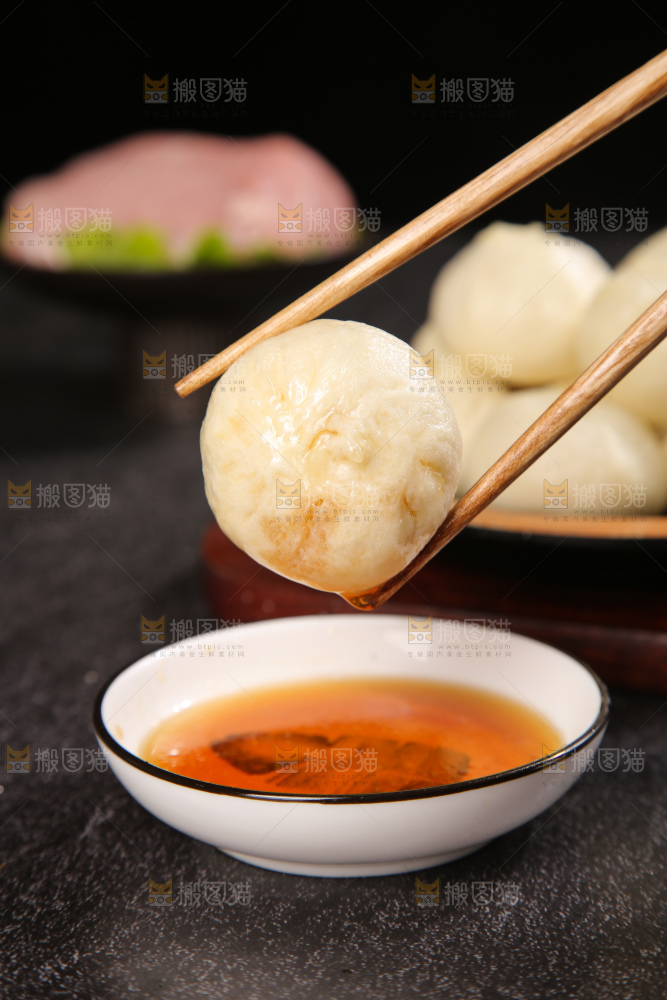 深底上的发面小笼包子