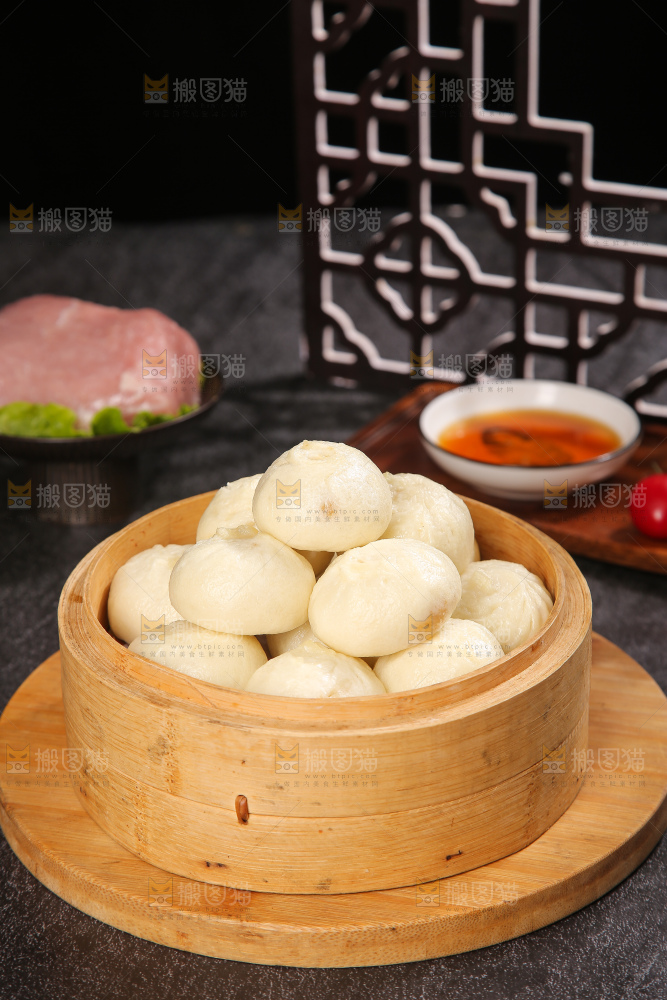 深底上的发面小笼包子