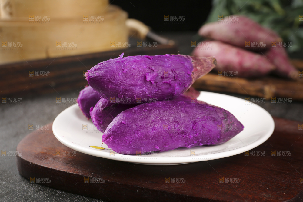 深底上的新鲜紫薯