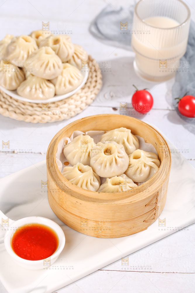 浅底上的薄皮小笼包