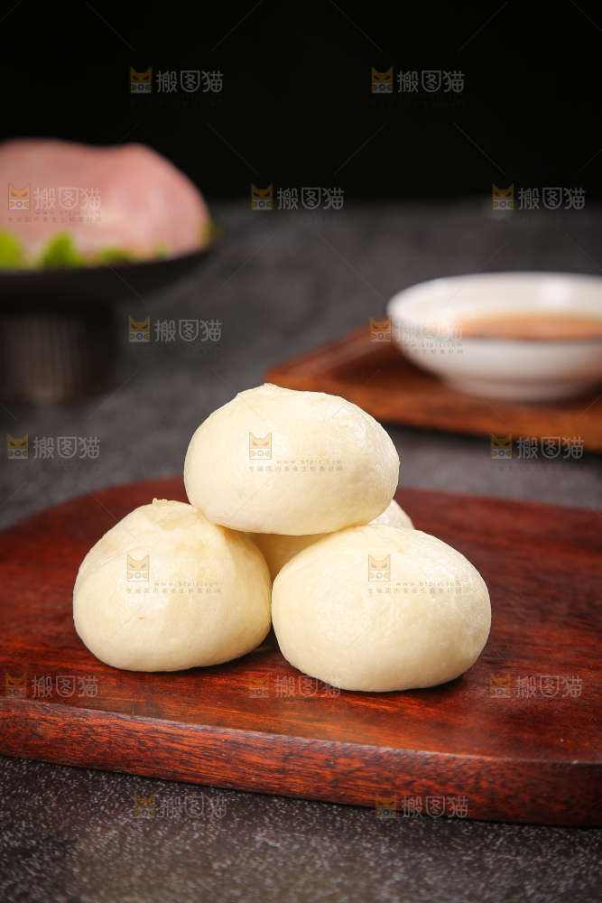 深底上的发面小笼包子