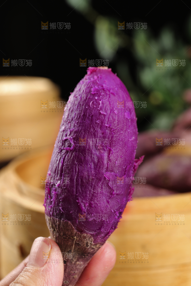 深底上的新鲜紫薯