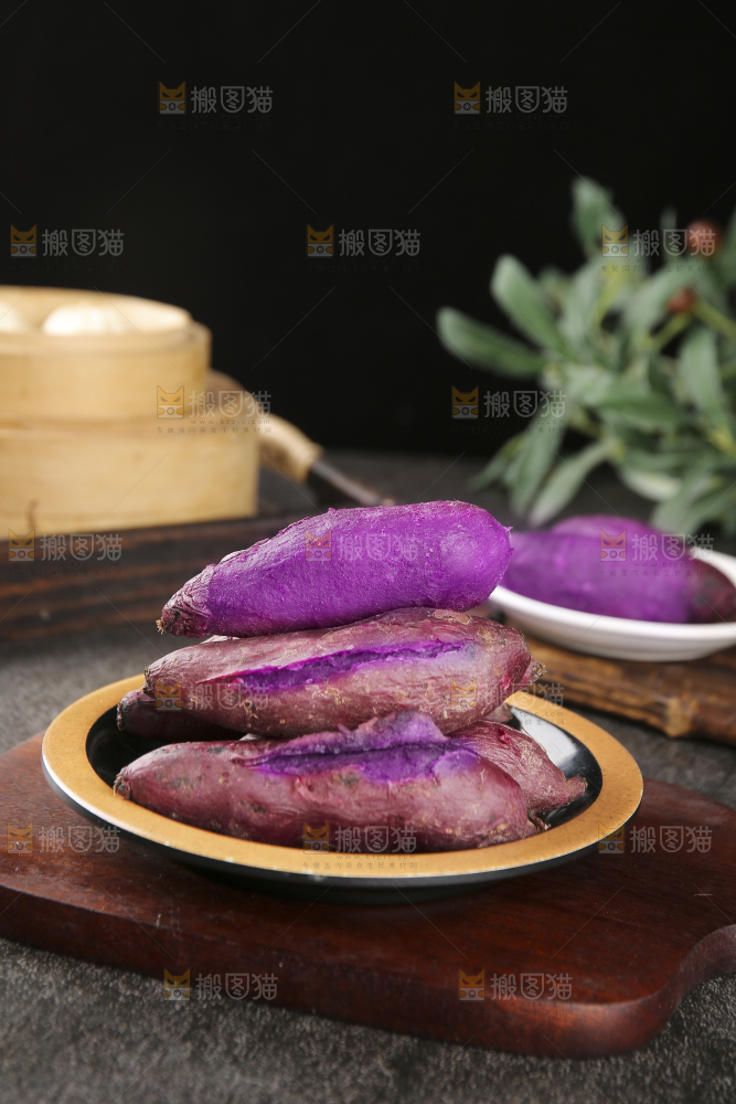 深底上的新鲜紫薯