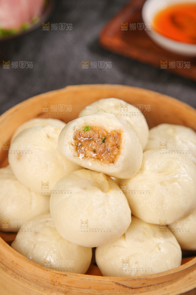 深底上的发面小笼包子