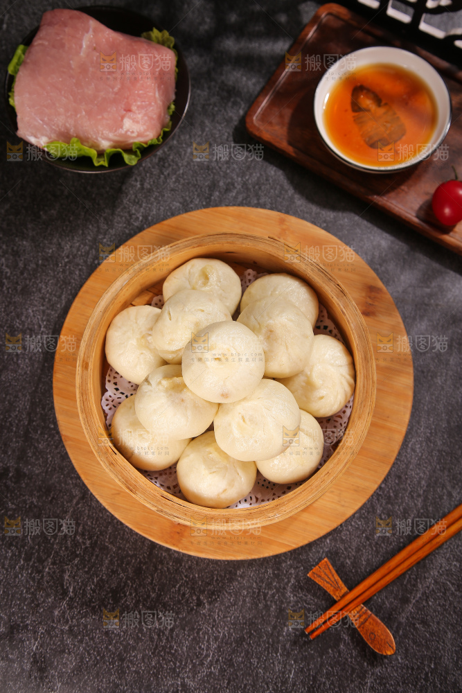 深底上的发面小笼包子