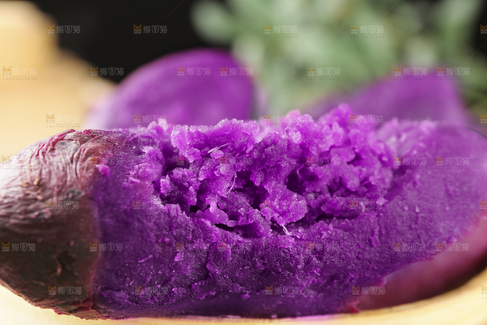 深底上的新鲜紫薯