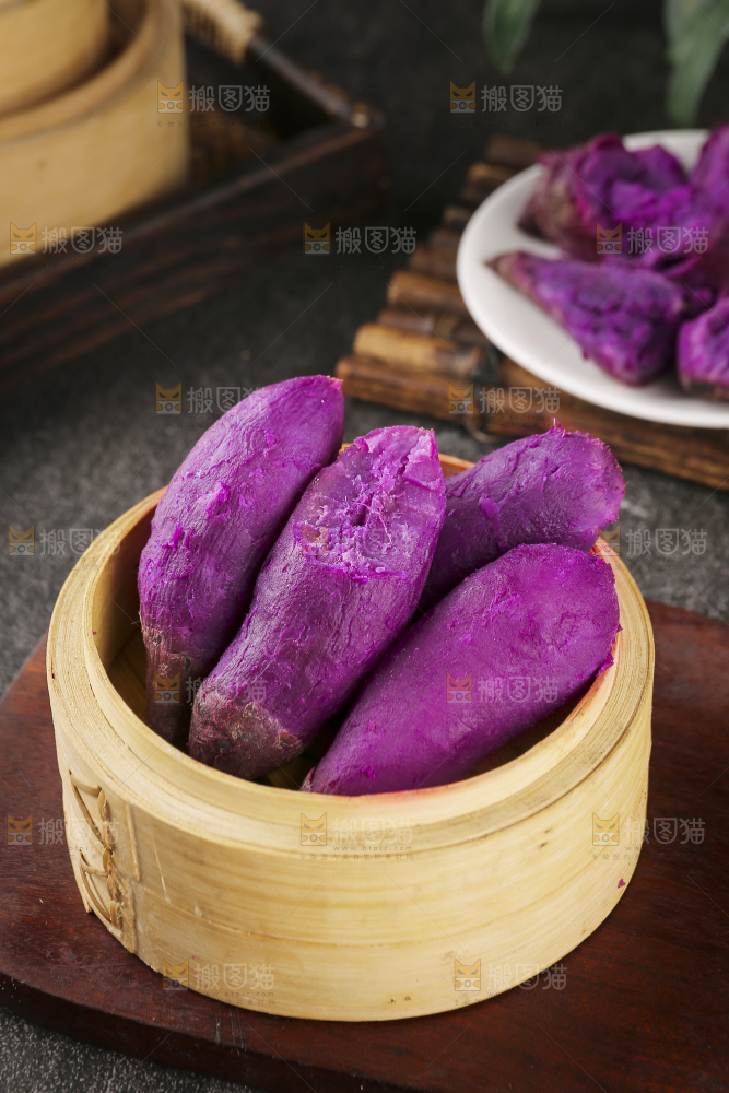 深底上的新鲜紫薯