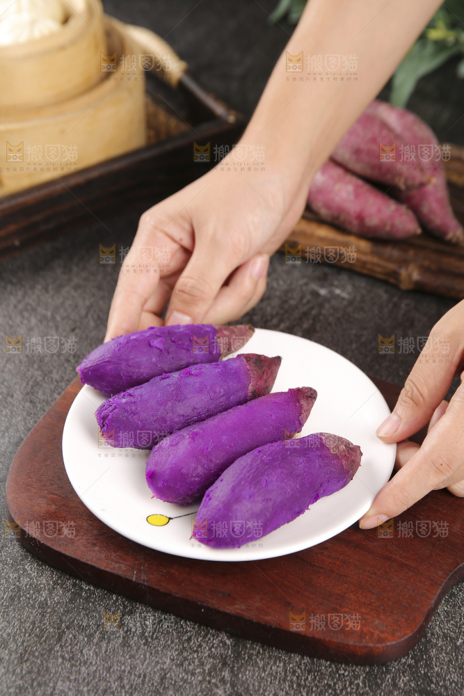 深底上的新鲜紫薯
