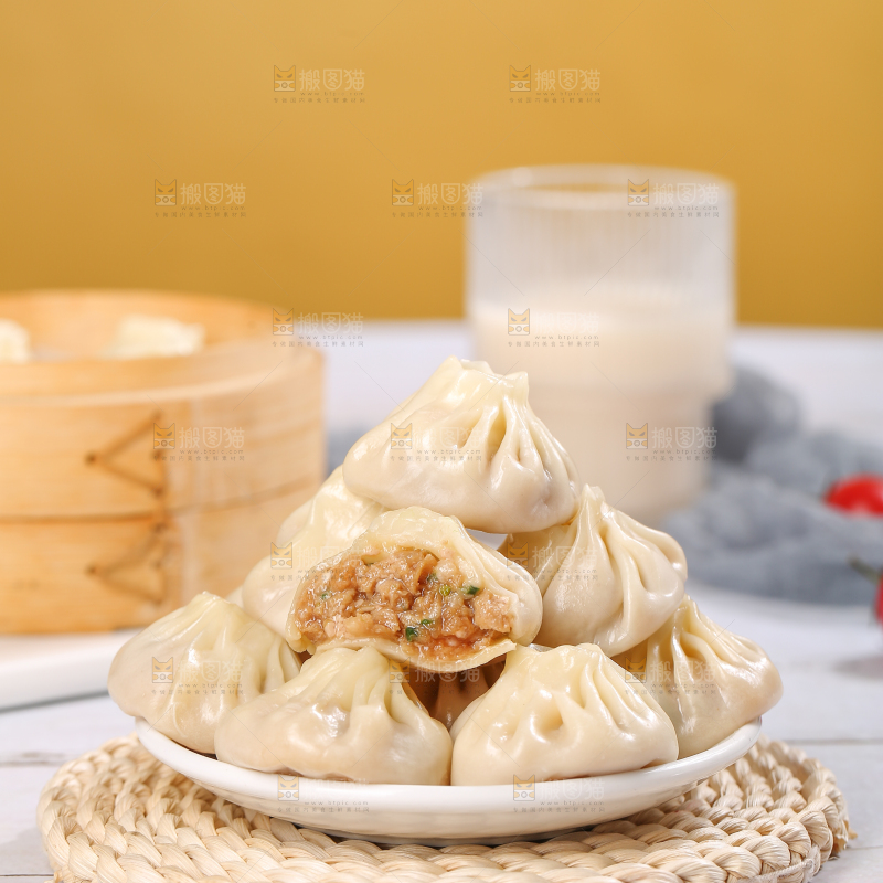 浅底上的薄皮小笼包