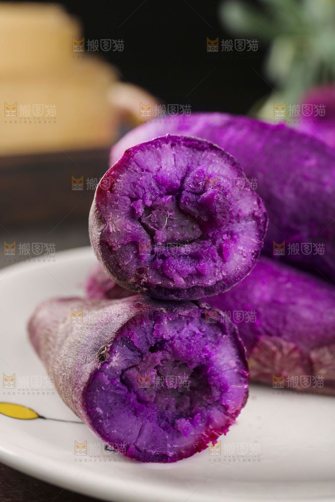 深底上的新鲜紫薯