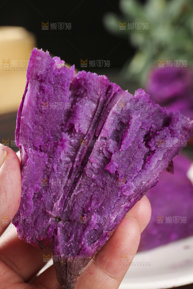 深底上的新鲜紫薯