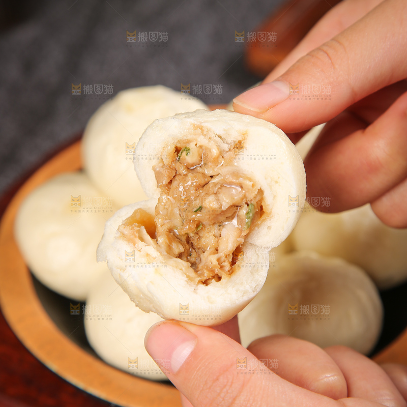 深底上的发面小笼包子