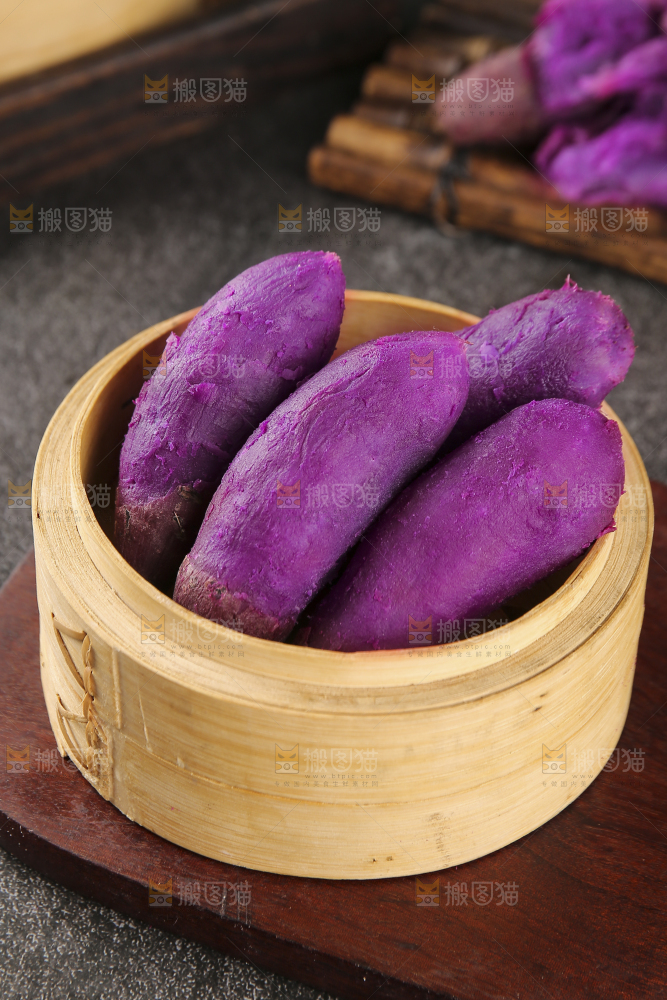 深底上的新鲜紫薯