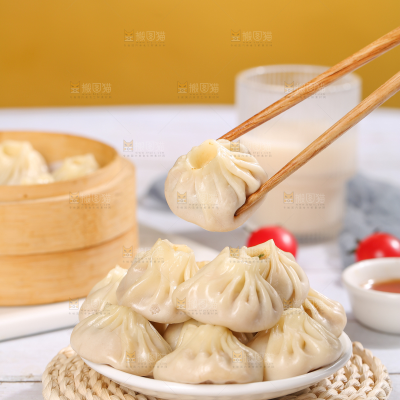 浅底上的薄皮小笼包