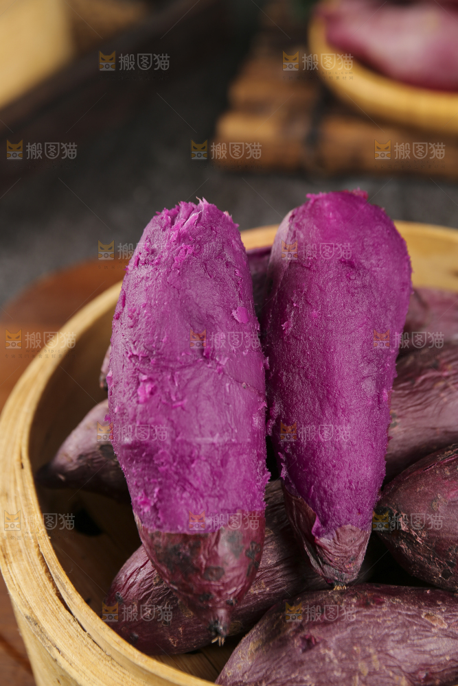 深底上的新鲜紫薯