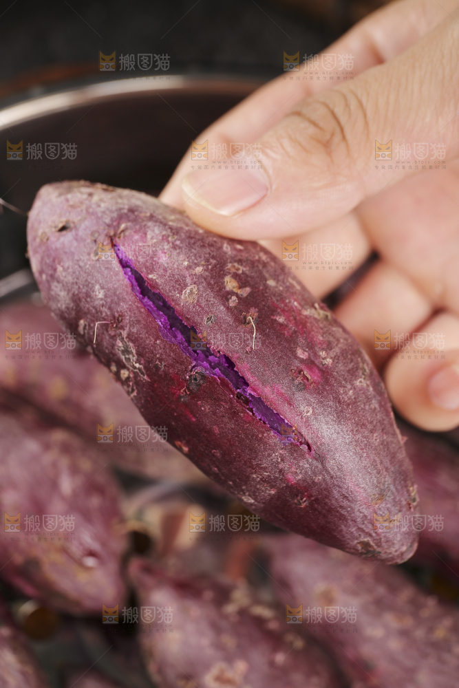 深底上的新鲜紫薯