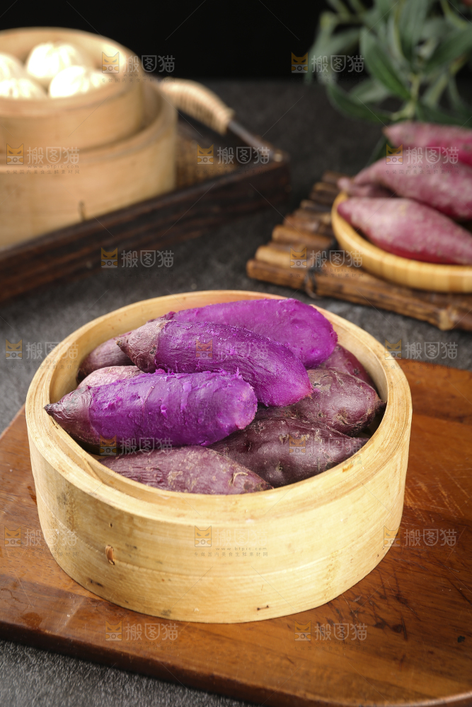 深底上的新鲜紫薯