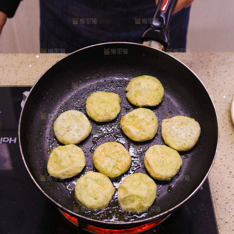 锅里的海苔鲜虾饼
