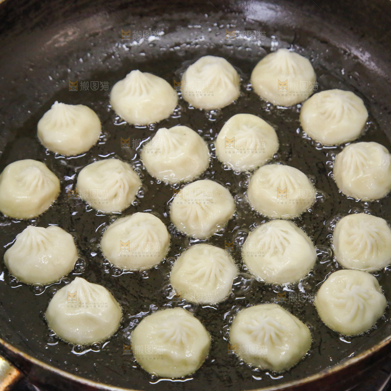 正在煎拇指小包子
