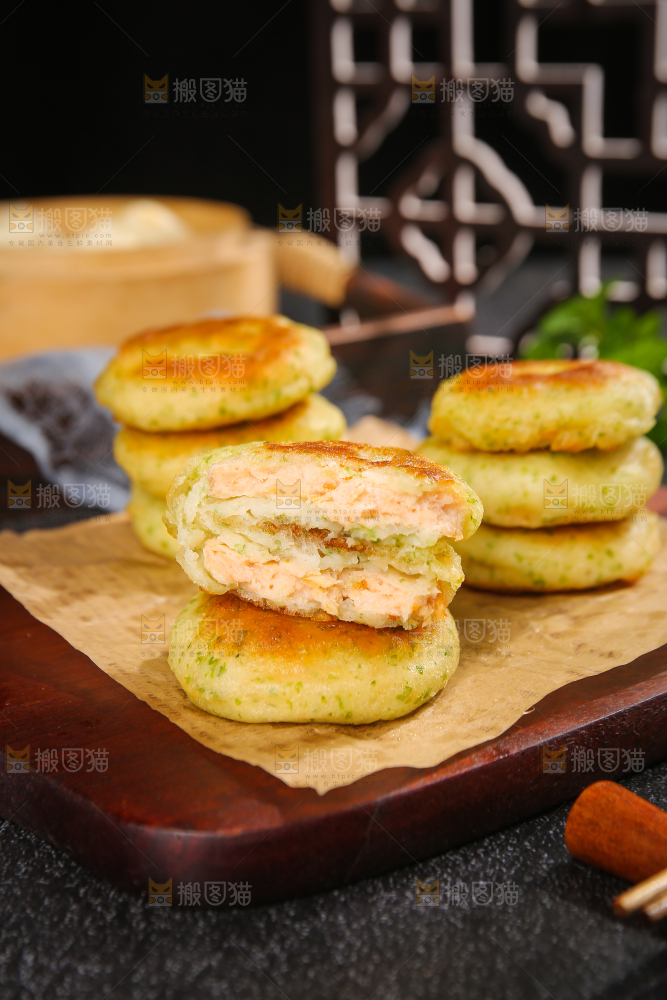 深底上的海苔鲜虾饼