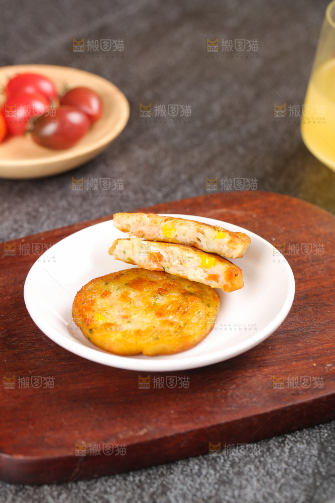 深底上的果蔬鲜虾饼