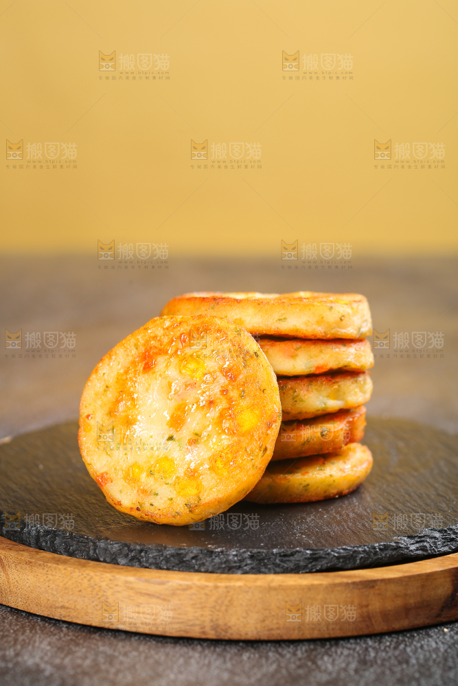 深底上的果蔬鲜虾饼