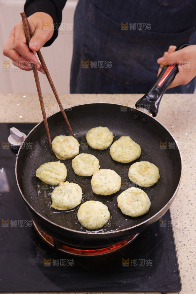 锅里的海苔鲜虾饼