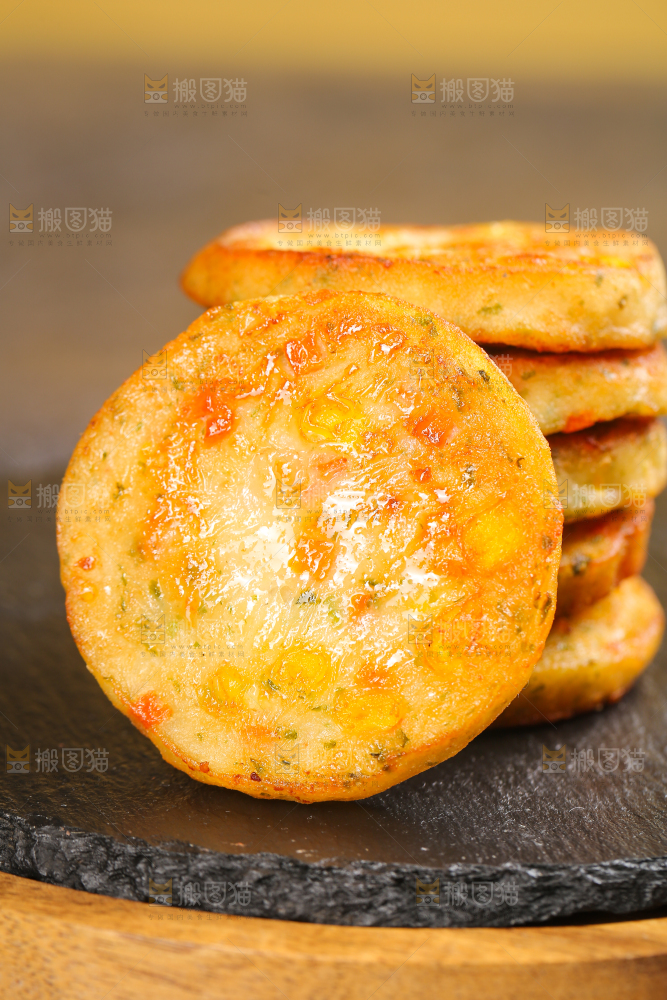 深底上的果蔬鲜虾饼