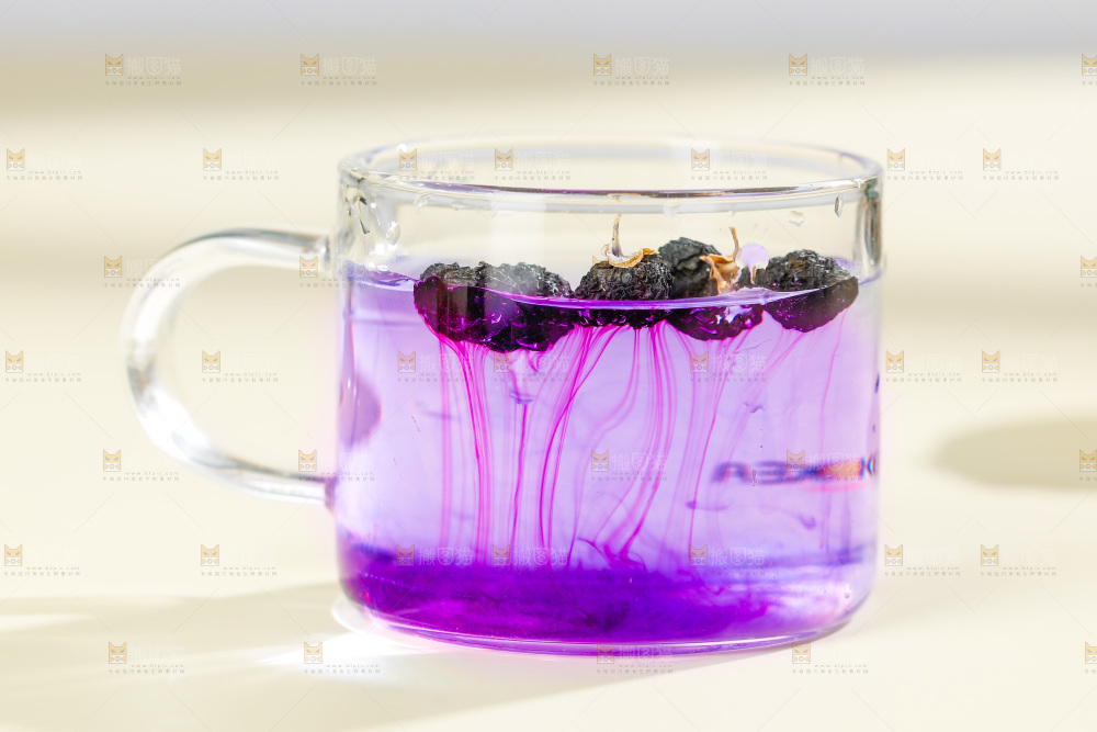 杯子里装着黑枸杞茶