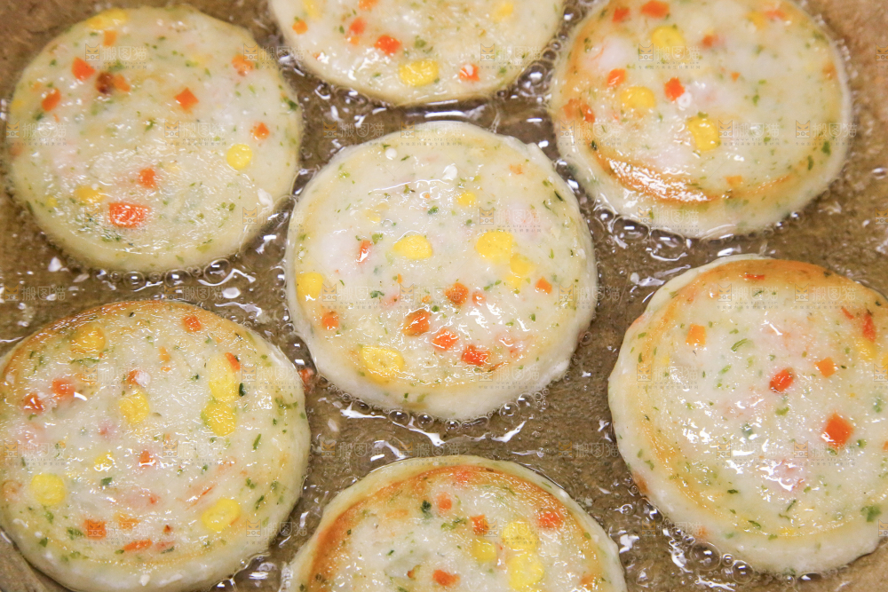 锅里的果蔬鲜虾饼
