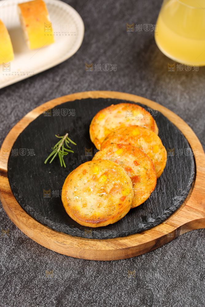 深底上的果蔬鲜虾饼