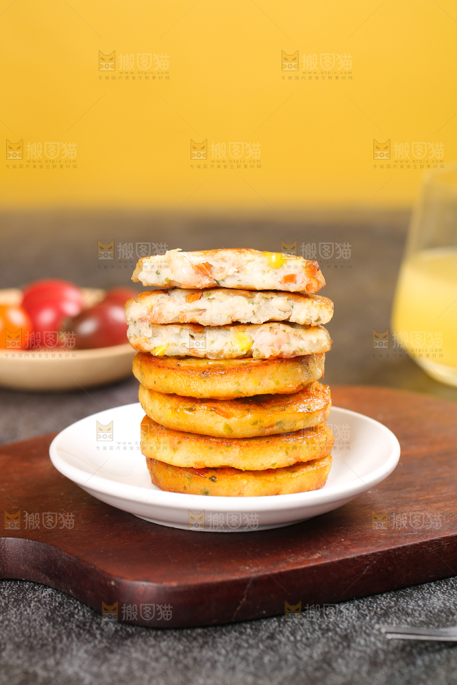 深底上的果蔬鲜虾饼