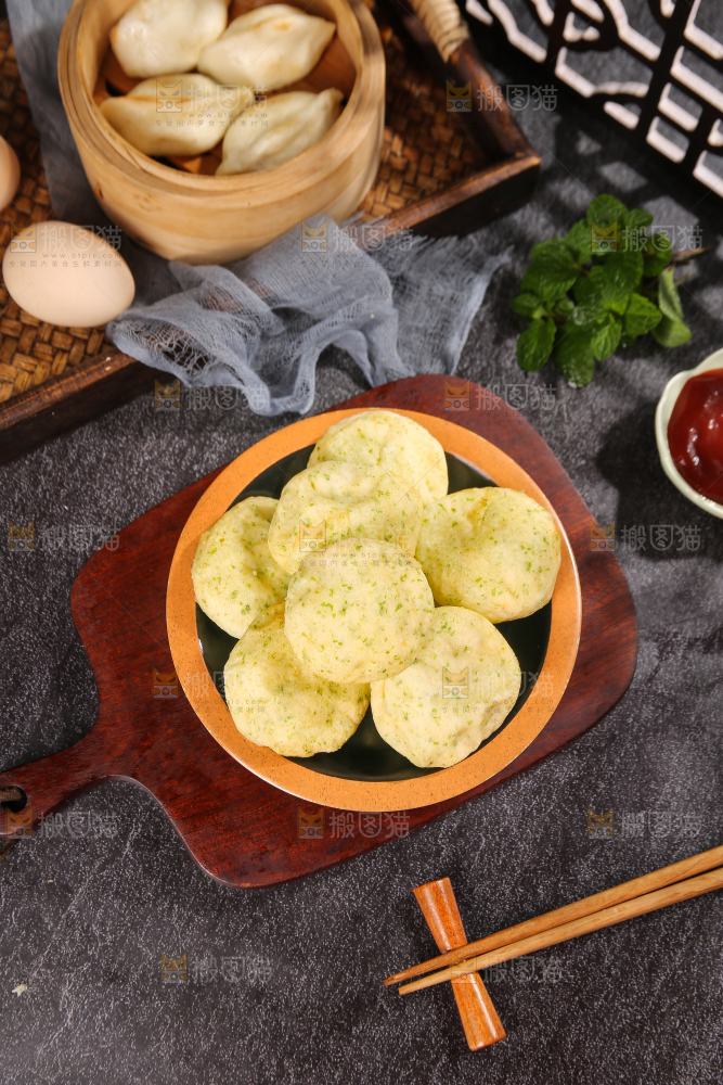 深底上的海苔鲜虾饼